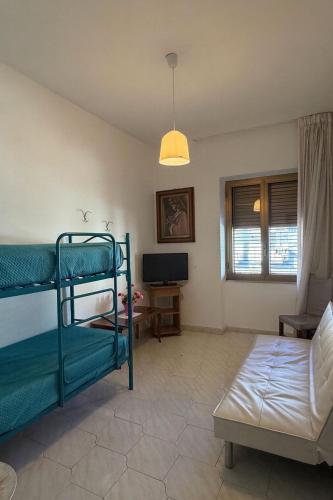 Camera con 2 letti a castello e una TV di Domus Poppea - a 5 minuti da Pompei e parcheggio gratuito a Torre Annunziata