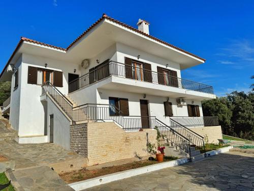 Το κτήριο όπου στεγάζεται  η παραθεριστική κατοικία