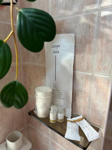 a shelf with a bag of laundry towels and candles at Casa Piazza Garibaldi in Sulmona