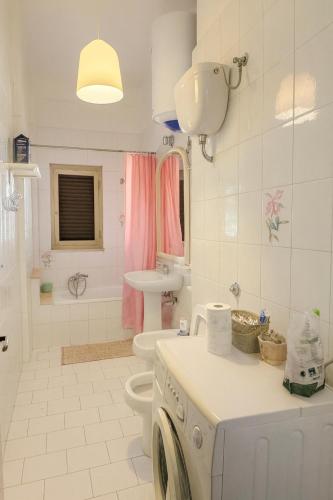 bagno con servizi igienici, lavandino e lavatrice di Domus Poppea - a 5 minuti da Pompei e parcheggio gratuito a Torre Annunziata