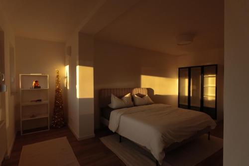 Ένα ή περισσότερα κρεβάτια σε δωμάτιο στο Konstanz Lakeside Apartment