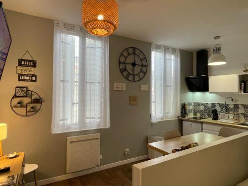 Køkken eller tekøkken på Chez Jean-Yves et Zoé - LE CARPE DIEM - Au calme, Très propre, Proche parkings