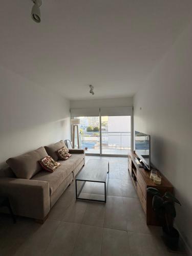 Μια τηλεόραση ή/και κέντρο ψυχαγωγίας στο Alquiler temporal con cochera privada zona centro