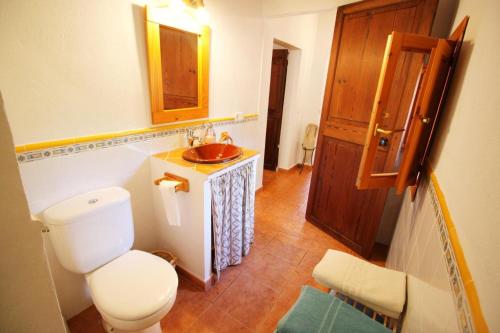a bathroom with a toilet and a sink at Casa Eva in Fornalutx