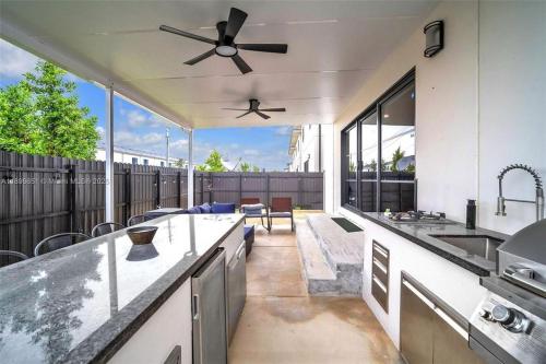 a kitchen with a ceiling fan and a patio at Damari Soto in Florida City
