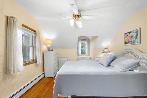 Ένα ή περισσότερα κρεβάτια σε δωμάτιο στο 450 State Highway Eastham - Mate's Quarters