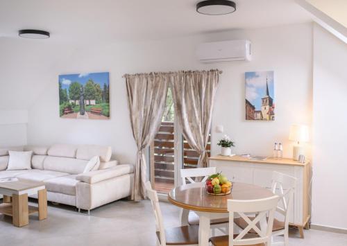 APARTAMENTY z GÓRSKIM KLIMATEM في دوشنيكي زدروي: غرفة معيشة مع أريكة وطاولة