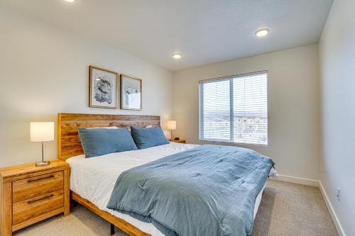 Ένα ή περισσότερα κρεβάτια σε δωμάτιο στο 7 Mi to Park City Mtn! Multi-Level Unit with Balcony