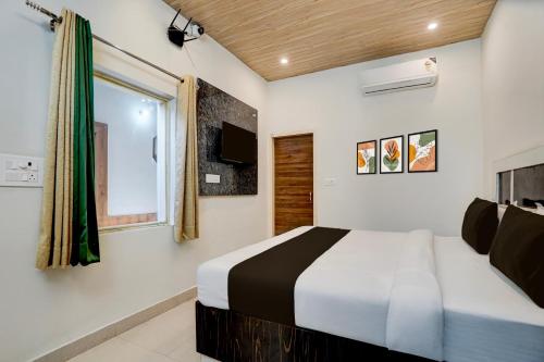 Ένα ή περισσότερα κρεβάτια σε δωμάτιο στο Collection O Uttaranchal University Premnagar