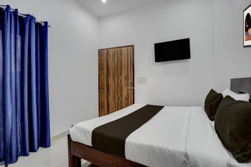 TV a/nebo společenská místnost v ubytování Hotel O SGT University Road Formerly Budhera