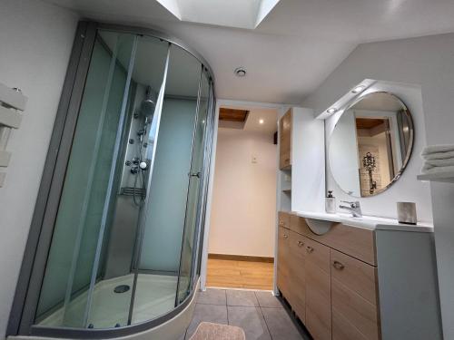 Ένα μπάνιο στο La Mansarde