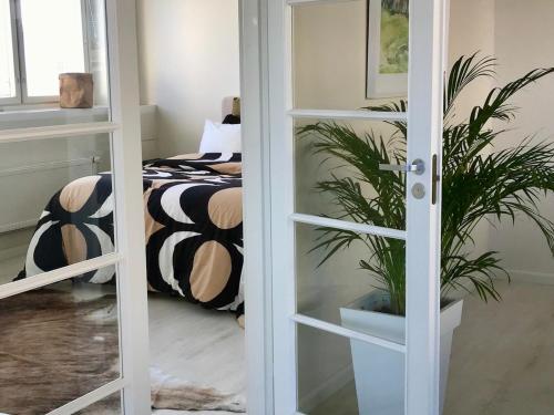 En eller flere senge i et værelse på Kattohuoneisto terassilla 93 m2