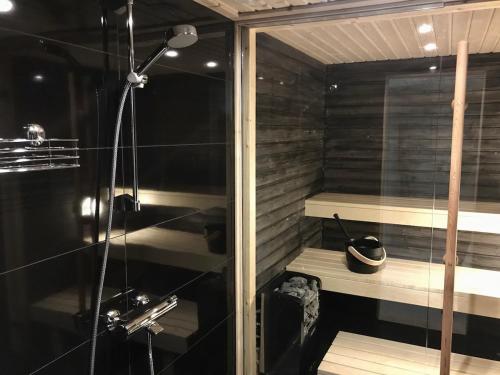 Et badeværelse på Kattohuoneisto terassilla 93 m2