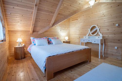 Postel nebo postele na pokoji v ubytování Brvnara Moj san - Log cabin My Dream