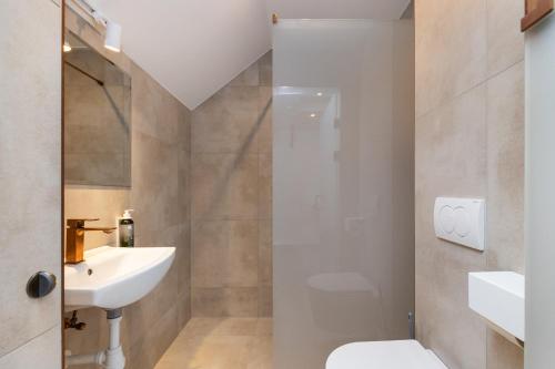 ein Badezimmer mit Toilette und Waschbecken in der Unterkunft Volare Balice in Cholerzyn