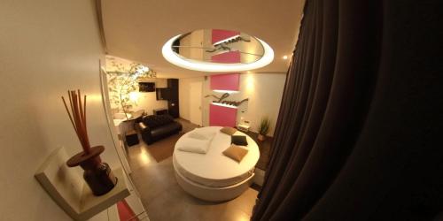 an overhead view of a living room with a couch at Hotel Motel Paradiso - Tapera-RS in Tapera