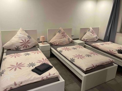 Ένα ή περισσότερα κρεβάτια σε δωμάτιο στο Nordschleife Apartment A1 Für bis zu 10 Personen