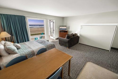 Χώρος καθιστικού στο Pool and Hot Tub Ground Floor Studio - Oceanfront - Full Kitchen - Patio