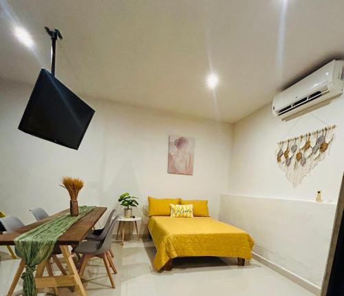 a bedroom with a bed and a dining room table at Alojamiento Centrico en Chetumal in Chetumal