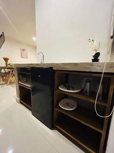a kitchen with a counter with plates and a sink at Alojamiento Centrico en Chetumal in Chetumal
