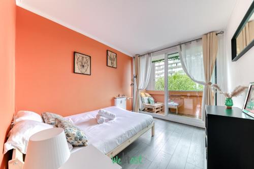 ピエール・ベニットにあるREPUBLIQUE - LYON 2 - KP - Lumineux et chaleureux T3 aux portes de Lyonのオレンジ色の壁のリビングルーム(白いソファ付)