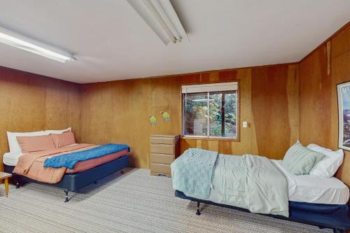 En eller flere senge i et værelse på Rustic Retreat on Mercer Lake