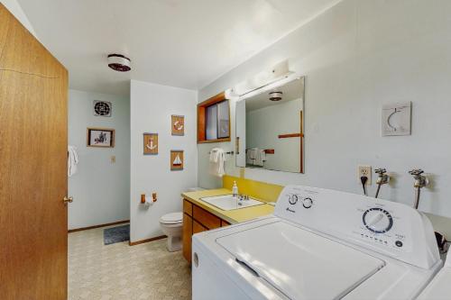 Et badeværelse på Rustic Retreat on Mercer Lake