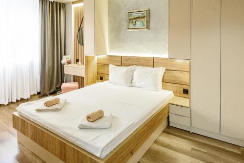 ein Schlafzimmer mit einem Bett, auf dem zwei Handtücher liegen in der Unterkunft Cozy and Stylish Apartment 2 in Stara Sagora