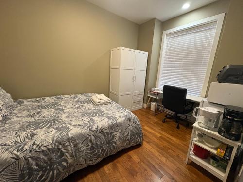 Ένα ή περισσότερα κρεβάτια σε δωμάτιο στο Guest room with private bath in Langford