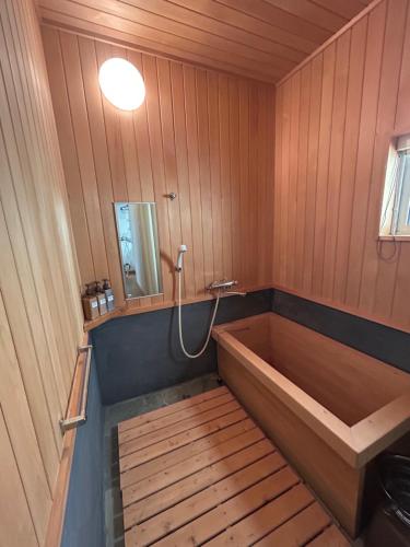 青森グッドタイム旭町的带浴缸和镜子的浴室