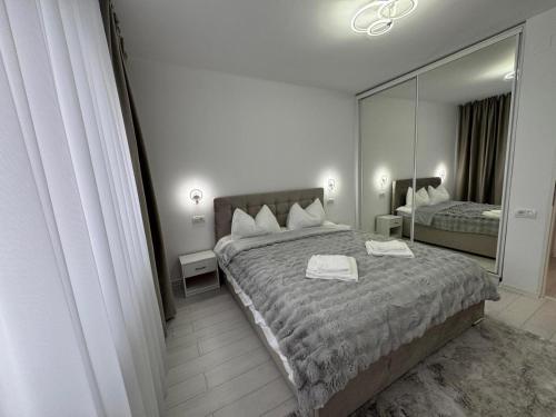 Postel nebo postele na pokoji v ubytování Panoramic SkyView Apartment