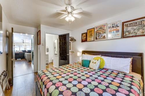 En eller flere senge i et værelse på Walk to Ski Slopes! Red River Condo with Fireplace