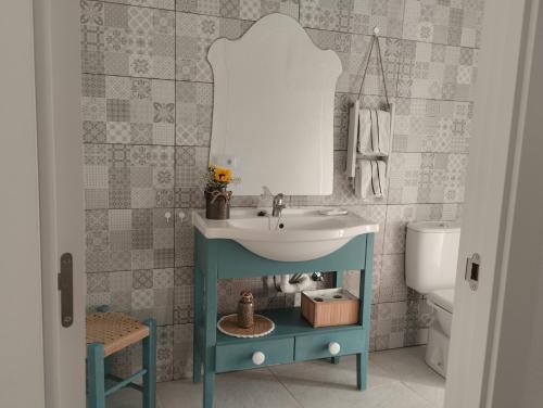 a bathroom with a blue sink and a mirror at La casa de loto in Alcalá de los Gazules