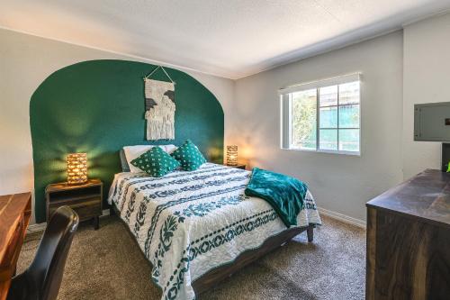 Ένα ή περισσότερα κρεβάτια σε δωμάτιο στο Updated Escape with Game Room 1 Block to River!