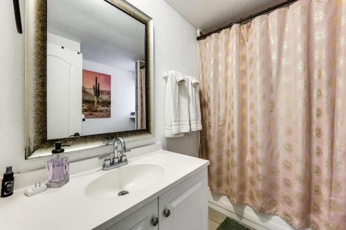 Ένα μπάνιο στο Updated Escape with Game Room 1 Block to River!