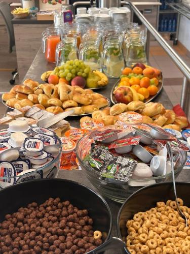 un buffet rempli de nombreux types d'aliments différents dans l'établissement Pastoral Lodge at the Sanctuary of the Divine Mercy, à Cracovie