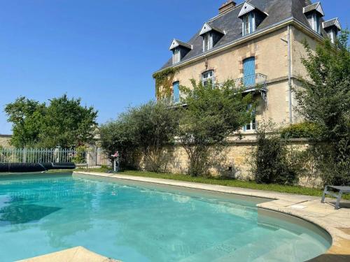 una gran piscina frente a un edificio en Templar House With Pool Near Chablis, en Gigny