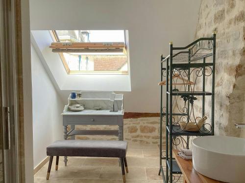 GignyMaison Templière Avec Piscine Près De Chablis的带水槽和浴缸的浴室