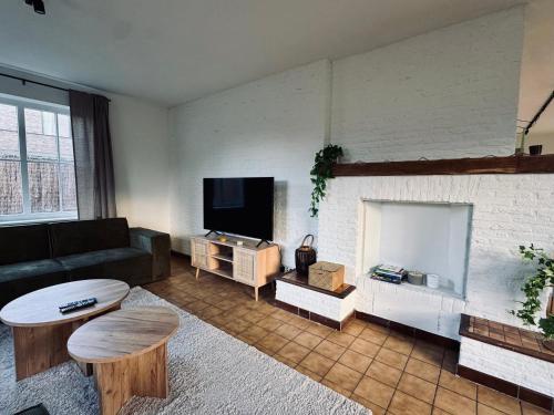 Телевизор и/или развлекательный центр в Villa Oni met grote speelruimte