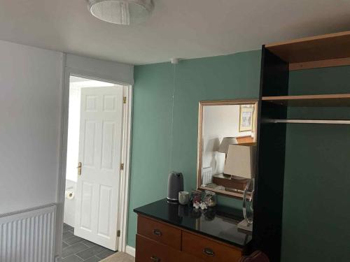 Η κουζίνα ή μικρή κουζίνα στο Shipwright Inn