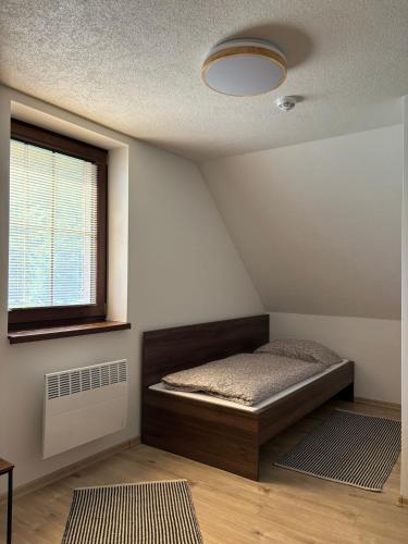 Ένα ή περισσότερα κρεβάτια σε δωμάτιο στο Chata Spomienka