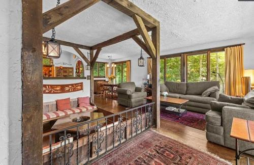 een woonkamer met een bank en een tafel bij Smugglers Trove in Morses Mill