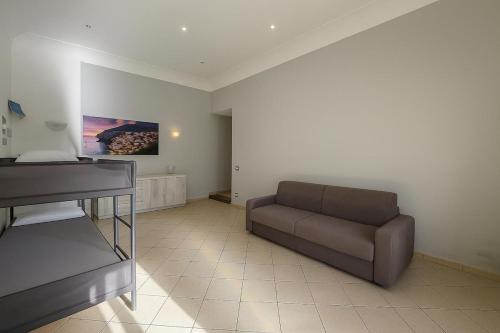 un soggiorno con un divano e un tavolo di House by the station -Close to Oplonti Ruins a Torre Annunziata