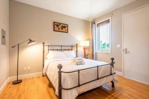 Ένα ή περισσότερα κρεβάτια σε δωμάτιο στο Walk to Caltrain! Studio in Dtwn San Mateo