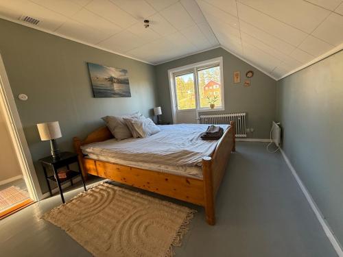 Un dormitorio con una cama y una ventana en Cosy comfy house in the countryside, en Borgvattnet