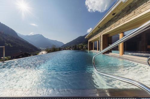 Hồ bơi trong/gần Genusshotel Vermala Montafon