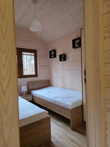 En eller flere senge i et værelse på WYPOCZYWANKO w BORSKU domek 42