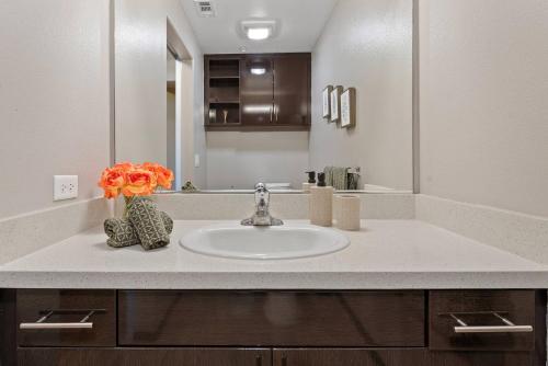 Φωτογραφία από το άλμπουμ του Modern 2BR/2BA in Irvine Pool & Gym σε Irvine