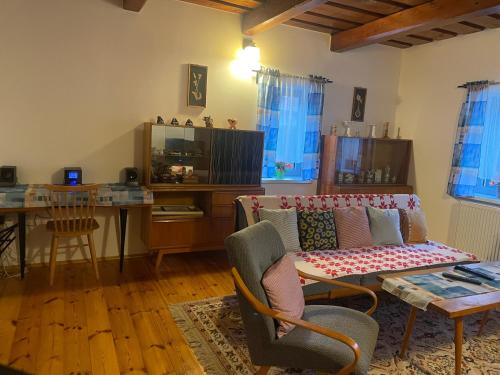 un soggiorno con un divano e un tavolo di Chata Pod Úbočou a Liptovská Teplička