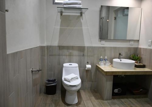 Ένα μπάνιο στο Hotel La Ramonna Melaque